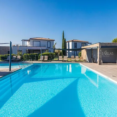 Lecci With Outdoor Pool Lejlighed